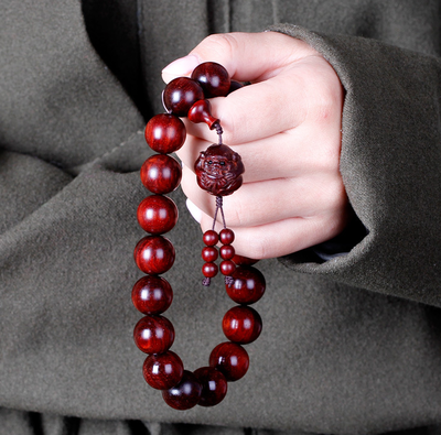 小葉紫檀佛珠佩戴的講究 顆數(shù)背后的文化意蘊(yùn)與飾品選擇